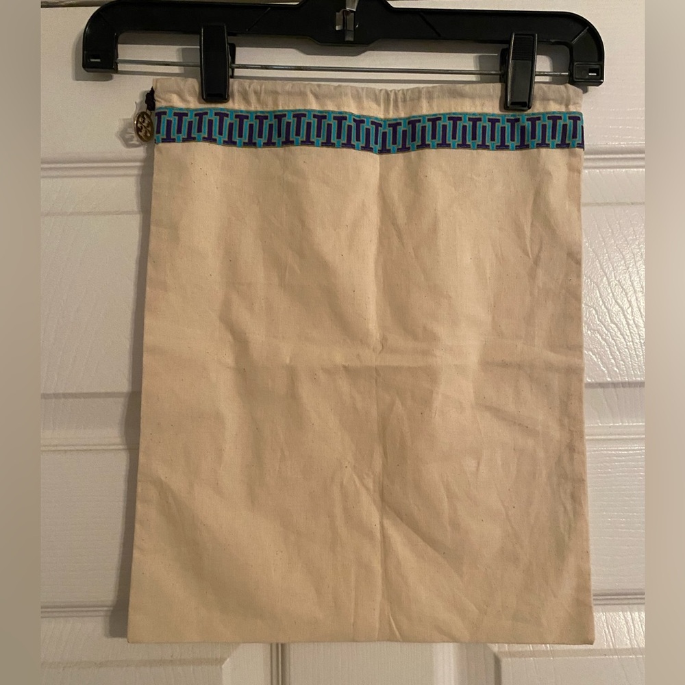 Tory Burch. Cream Dust Bag  with Blue Logo Accents. Gold Logo. Drawstring. NWOT.